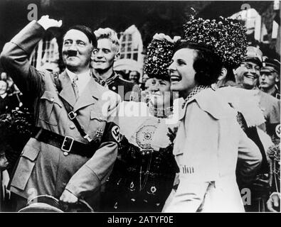 1934 c, DEUTSCHLAND. : Der nazistische Filmer LENI RIEFENSTAHL ( geboren 1902 in Berlin) mit ADOLF HITLER in Nurberg ( Deutschland ) während der Freilassung von Stockfoto