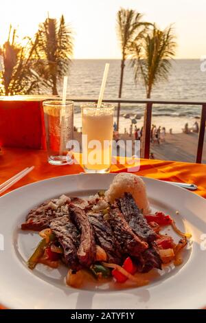 Carne Asada fajitas ist ein lokaler Favorit in Puerto Vallarta, Jalisco, Mexiko. Hier wird es mit gegrillten Paprika beschichtet und mit einer Seite Reis serviert. Stockfoto