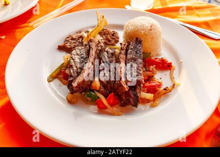 Carne Asada fajitas ist ein lokaler Favorit in Puerto Vallarta, Jalisco, Mexiko. Hier wird es mit gegrillten Paprika beschichtet und mit einer Seite Reis serviert. Stockfoto