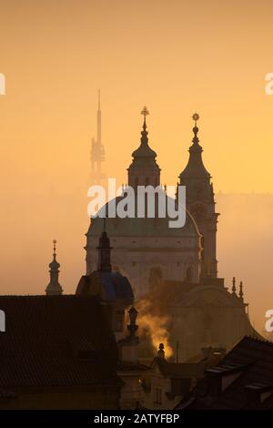 Die Kirche St. Nikolaus im Nebel. Prag, Tschechische Republik. Dies ist die bekannteste Prager Kirche des Barock und steht zusammen mit dem ehemaligen Jesuiten-Ko Stockfoto