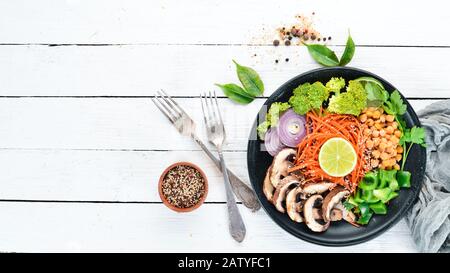 Veganes Frühstück in einer Schüssel mit Pilzen, türkischer Erbse und Gemüse. Draufsicht. Freier Speicherplatz für Ihren Text. Stockfoto