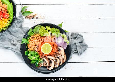 Veganes Frühstück in einer Schüssel mit Pilzen, türkischer Erbse und Gemüse. Draufsicht. Freier Speicherplatz für Ihren Text. Stockfoto