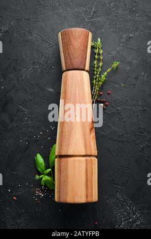 Pfeffern Sie mit schwarzem Hintergrund. Draufsicht. Freier Speicherplatz für Ihren Text. Stockfoto