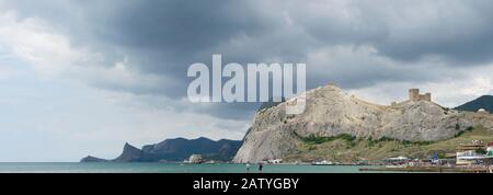 Panoramaaussicht von Sudak in Richtung Novy Svet (neue Welt), mit Crab Island zu Fuß vom Berg der Festung Genuese, Sokol (Hawk), Stockfoto