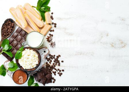 Zutaten für Desserts Tiramisu auf weißem Holzhintergrund. Stockfoto