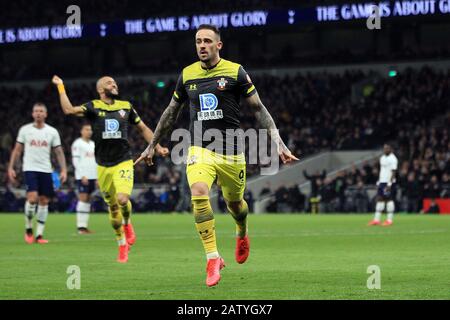 London, Großbritannien. Februar 2020. Danny Ings of Southampton feiert, nachdem er das zweite Tor seines Teams erzielt hat. Der Emirates FA Cup, 4. Rückspielspiel, Tottenham Hotspur V Southampton im Tottenham Hotspur Stadium in London am Mittwoch, 5. Februar 2020. . Nur redaktionelle Nutzung, Lizenz für kommerzielle Nutzung erforderlich. Keine Verwendung bei Wetten, Spielen oder einer einzelnen Club-/Liga-/Spielerpublikationen. Gutschrift: Andrew Orchard Sportfotografie/Alamy Live News Stockfoto