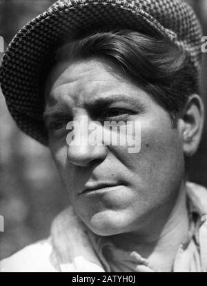 Jean GABIN Portrait Traging Flat Cap Publicity for LA BELLE EQUIPE aka SIE WAREN FÜNF 1936 Regisseur JULIEN DUVIVIER Cine - Arys / Societe d'Edition et de Location de Films (SELBST) Stockfoto