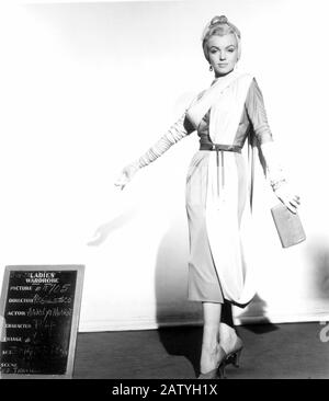 1952 , 14 märz , LOS ANGELES , USA : die gefeierte Filmschauspielerin MARILYN MONROE Kostüm Test für den Film, WIE MAN EINEN MILLIONÄR HEIRATEN ( 1953 - Stockfoto