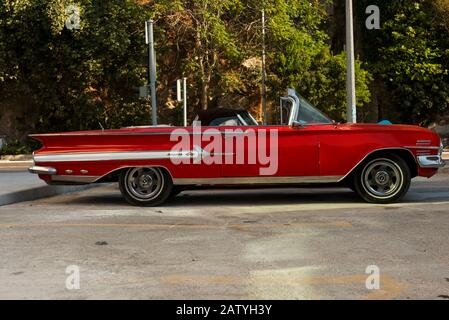 Izmir, Türkei - 23. September 2018: Rechter Blick auf einen rot gefärbten Chevrolet Impala aus dem Jahr 1960. Stockfoto