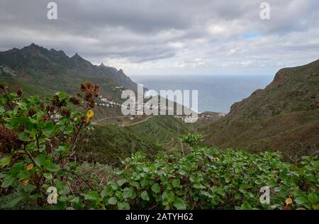 Der Berg Anaga mit dem Dorf Almaciga im Hintergrund. Kanarische Inseln Stockfoto