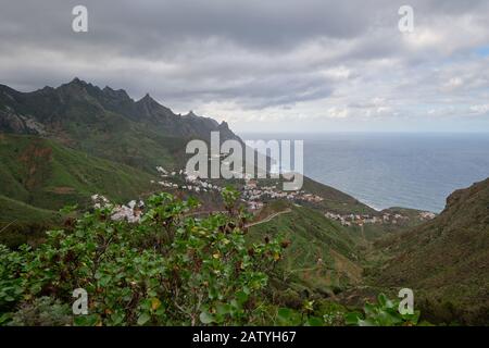 Der Berg Anaga mit dem Dorf Almaciga im Hintergrund. Kanarische Inseln Stockfoto