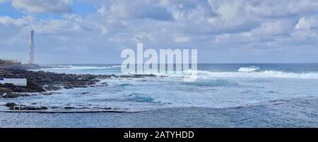 Strand von Punta del Hidalgo bei Sonnenuntergang mit Leuchtturm im Hintergrund, auf Tenera, auf der Kanareninsel, in Spanien Stockfoto