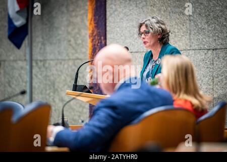 Den Haag, Niederlande. Februar 2020. Den HAAG, 05-02-2020, Debatte im niederländischen Parlament über Verbraucherfeuerwerke in der Silvesternacht. D66 Abgeordnete Monica den Boer im Hintergrund und Minister van Justitiie en Veiligheid Ferdinand Grapperhaus und Minister voor Milieu en Wonen Stientje van Veldhoven-van der Meer. Credit: Pro Shots/Alamy Live News Stockfoto