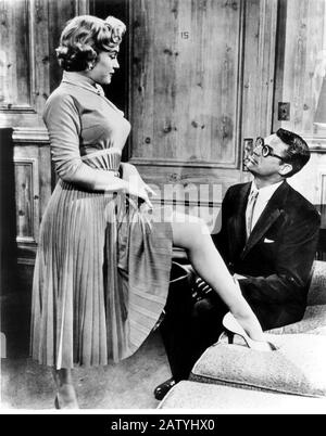 1952 , USA : die Schauspielerin MARILYN MONROE ( 1926 - 1962 ) und CARY GRANT in AFFENGESCHÄFT ( Il magnifico sherzo ) von Howard Hawks , 20. Jahrhundert Stockfoto