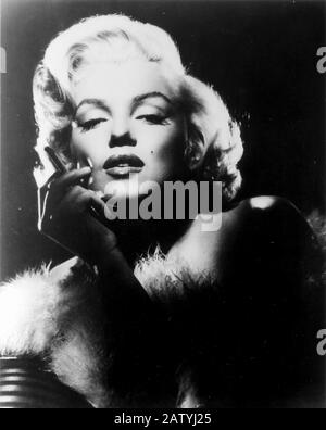 1953 , USA : die Filmschauspielerin MARILYN MONROE ( 1926 - 1962 ) Pubblicity noch für HERREN BEVORZUGEN BLONDINEN ( Gli uomini preferiscono le bionde ) Stockfoto