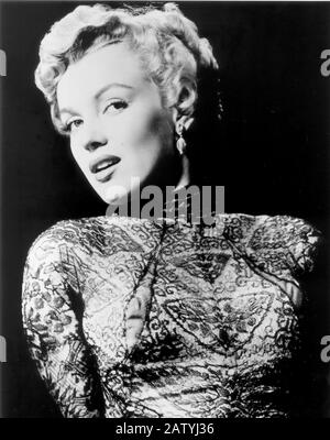 1952 : MARILYN MONROE , Pubblicity Still , 20th Century Fox - SPITZE - PIZZO - ORECHINI - OHRRINGE - EARDROP ---- Archivio GBB Stockfoto
