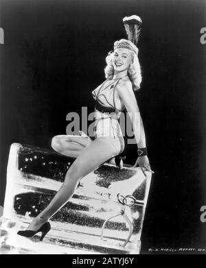 1947 , USA : die Filmschauspielerin MARILYN MONROE ( 1926 - 1962 ) in einer Pin-up-Pubblicity-Aufnahme - INDIAN - ICE - PELLEROSSA - GHIACCIO - HIGH WEELS - SWI Stockfoto