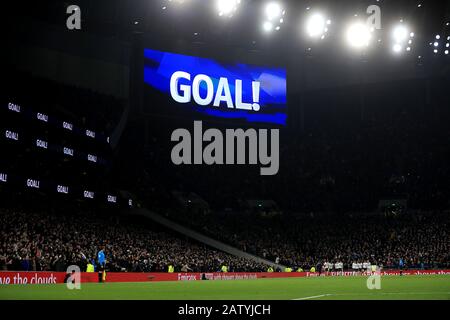 Der Riesenbildschirm zeigt "Tor!", nachdem Tottenham Hotspur's Son Heung-min das dritte Tor seiner Seite vom Strafpunkt während des vierten Rückspielspiels im Tottenham Hotspur Stadium in London im FA Cup erzielt hat. Stockfoto