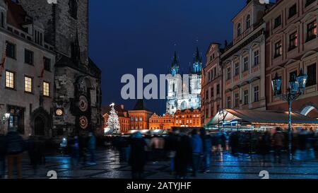 Weihnachtsmarkt auf dem Altstädter Ring mit der Kirche unserer Lieben Frau vor Tyn in Prag Stockfoto