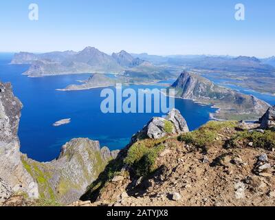 Panoramaansicht der dramatischen Küste auf den Lofoten Inseln in Norwegen. Blick von einem Gipfel. Stockfoto