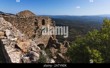 Blick von den Ruinen von Villehardouins Burg auf Mystras - Peloponnes, Griechenland Stockfoto