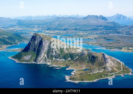 Panoramaansicht der dramatischen Küste auf den Lofoten Inseln in Norwegen. Blick von einem Gipfel. Stockfoto