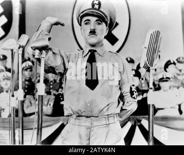 CHARLES CHAPLIN ( 1889 - 1977 ) Wie ein HITLER im GROSSEN DIKTATOR aussieht ( 1940 - Il grande dittatore ) - militärische Uniform - uniforme militare Stockfoto