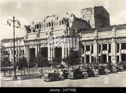 1946 c : der Art deco Bahnhof STAZIONE CENTRALE in MILANO (Italien) - Zug - treno - treni - stazione ferroviaria - architettura - Art-deco Stockfoto