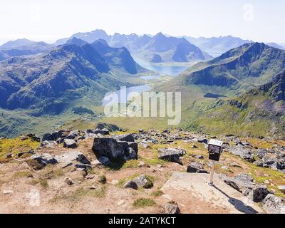 Panoramaansicht der dramatischen Küste auf den Lofoten Inseln in Norwegen. Blick von einem Gipfel. Stockfoto