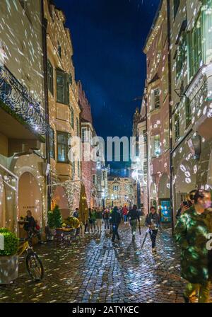 Wasser- und Lichtfest im historischen Zentrum der Stadt Brixen in Südtirol - Italien - bunte Springbrunnen und Lichteffekte am FAC Stockfoto