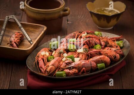 Eine Nahaufnahme einer Platte mit gedämpften Kriechfischen und Paprikaschoten. Stockfoto