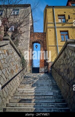 Der Blick auf das Dominikanische Tor, auch Nadelauge (PL: Ucho Igielne) genannt, ist das letzte existierende Tor in Sandomierz's Abwehrfliegen Stockfoto