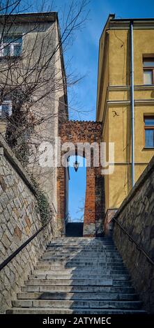 Der Blick auf das Dominikanische Tor, auch Nadelauge (PL: Ucho Igielne) genannt, ist das letzte existierende Tor in Sandomierz's Abwehrfliegen Stockfoto