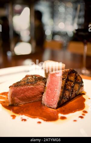 Gourmet Rindfleisch Teller serviert in einem luxuriösen Restaurant. Stockfoto