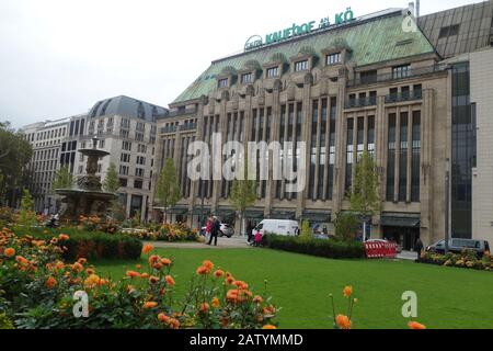 Das Äußere des Kaufhauses Galeria Kaufhof an der Königsallee in Düsseldorf. Stockfoto