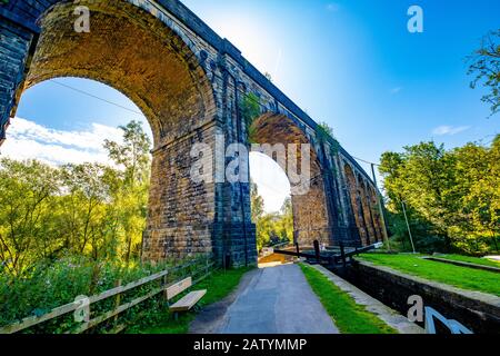 Zug über Viadukt in Saddleworth Nord-England Stockfoto