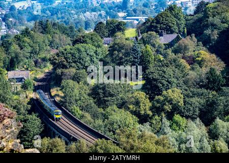 Zug über Viadukt in Saddleworth Nord-England Stockfoto