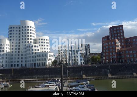 Die neuen Zollhofgebäude des amerikanischen Architekten Frank O. Gehry befinden sich neben dem Düsseldorfer Hafen. Stockfoto