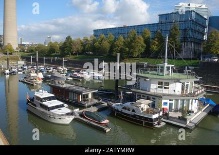 Boote im Medienhafen Düsseldorf an einem sonnigen Tag mit dem WDR-Studio im Hintergrund. Stockfoto