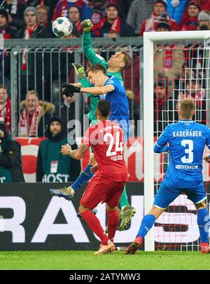 Fußball München-Hoffenheim, München, 5. Februar 2020. Manuel NEUER, FCB 1 Corentin TOLISSO, FCB 24 kämpfen um den Ball, Tackling, Duell, Kopfball, Zweikampf, Aktion, Kampf gegen den FC BAYERN MÜNCHEN - TSG 1899 HOFFENHEIM 4-3 - DFB-REGELUNGEN VERBIETEN JEDE VERWENDUNG VON FOTOS als BILDSEQUENZEN und/oder QUASI-VIDEO - DFB-Pokal, Deutscher Fußball-Pokal, Best of Eight, München, Februar 2020. Staffel 2019/2020, © Peter Schatz / Alamy Live News Stockfoto