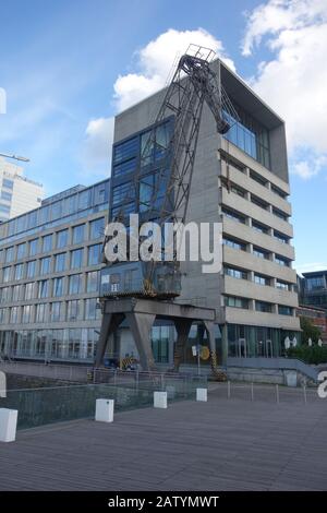 Ein alter Kran im Medienhafen / Medienhafen, Düsseldorf, einer von mehreren solcher Kräne, die erhalten geblieben sind. Stockfoto