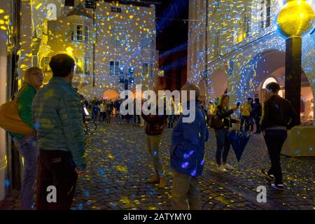 Wasser- und Lichtfest im historischen Zentrum der Stadt Brixen in Südtirol - Italien - bunte Springbrunnen und Lichteffekte am FAC Stockfoto