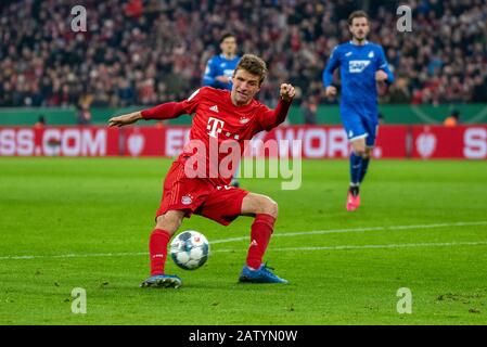 München, Deutschland. Februar 2020. Thomas Müller (FC Bayern München) im Fußball-, DFB-Pokal: FC Bayern München gegen TSG 1899 Hoffenheim in der Allianz Arena am 5. Februar 2020 in München. Kredit: Horst Ettensberger/ESPA/Alamy Live News Stockfoto