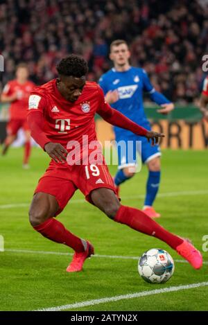 München, Deutschland. Februar 2020. Alphonso Davies (FC Bayern Muenchen) im Fußball-, DFB-Pokal: FC Bayern Muenchen gegen TSG 1899 Hoffenheim in der Allianz Arena am 5. Februar 2020 in München. Kredit: Horst Ettensberger/ESPA/Alamy Live News Stockfoto