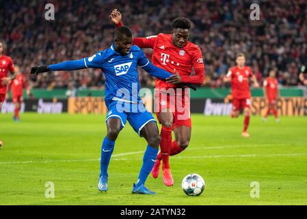 München, Deutschland. Februar 2020. Ihlas Bebou (TSG 1899 Hoffenheim) und Alphonso Davies (FC Bayern München) beim Fußball-, DFB-Pokal: FC Bayern Muenchen gegen TSG 1899 Hoffenheim in der Allianz Arena am 5. Februar 2020 in München. Kredit: Horst Ettensberger/ESPA/Alamy Live News Stockfoto