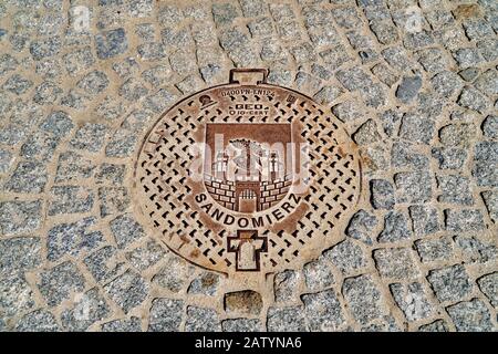 Blick auf die Klärmulde auf dem Marktplatz in Sandomierz - mit dem gotischen Rathaus in der Mitte - ein quadratischer Platz (100×110 m), der sich im Zentrum von befindet Stockfoto