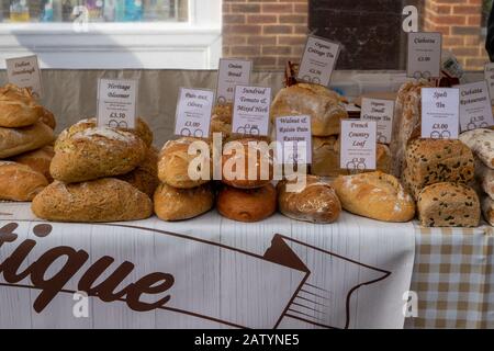 Verschiedene Bioblaten Brot auf einem Marktstand Stockfoto
