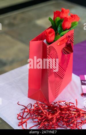 Red Roses in einem roten Beutel bereit für Valentinstage Stockfoto