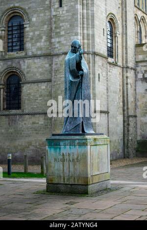 02/05/2020 Chichester, West sussex, Großbritannien, Die Statue des heiligen Richard von Chichester vor der Chichester Kathedrale Stockfoto