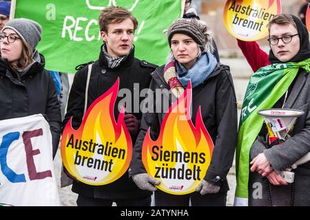 München, Bayern, Deutschland. Februar 2020. Fortsetzung der Protestserie gegen das multinationale Anliegen Siemens, Freitag für Die Zukunft auf dem Coutbertinplatz im Munichs Olympia Park versammelt. Credit: Sachelle Babbar/ZUMA Wire/Alamy Live News Stockfoto